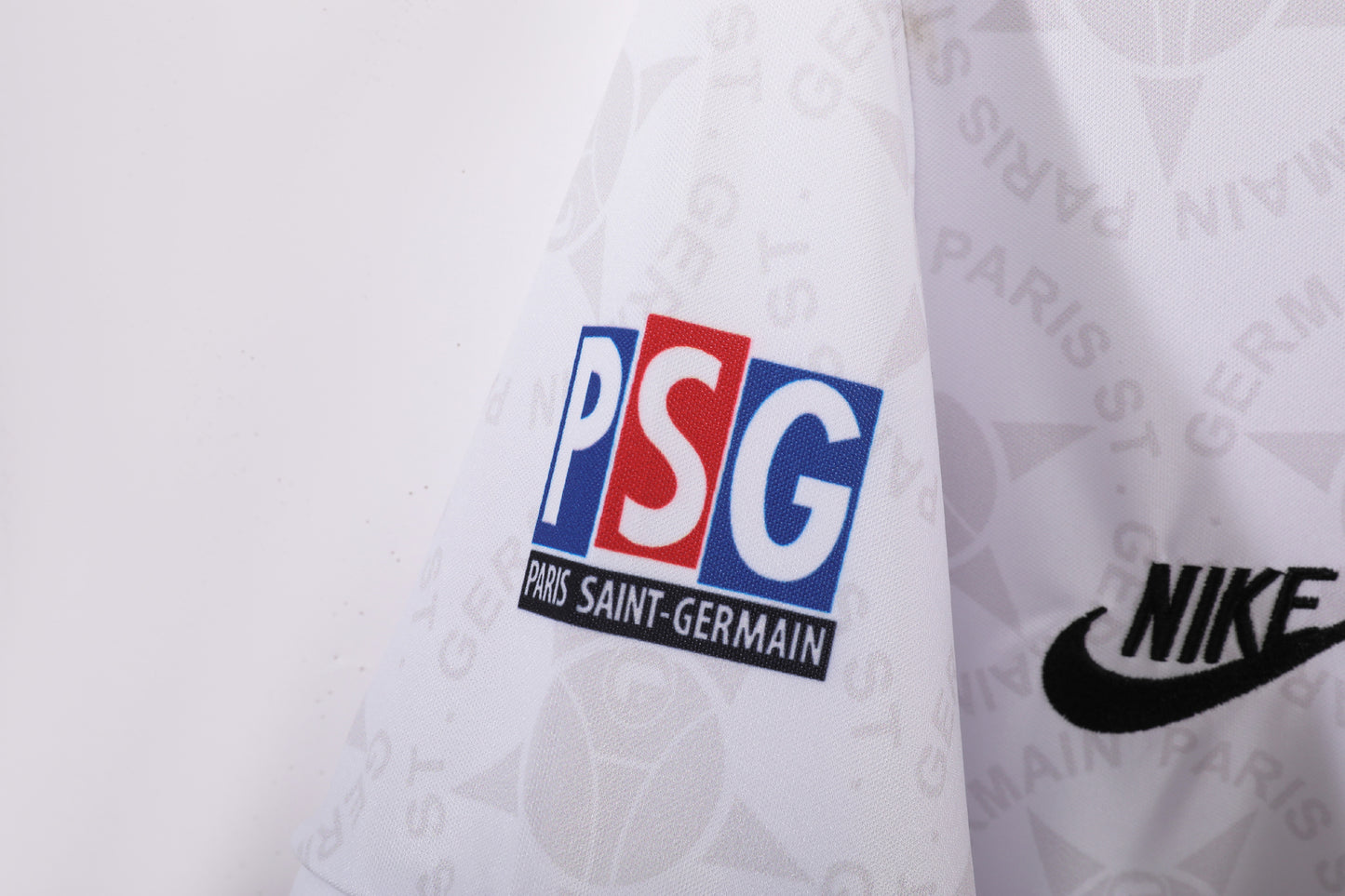 Maglia originale del PSG 1995/1996: stile rétro e passione parigina"
