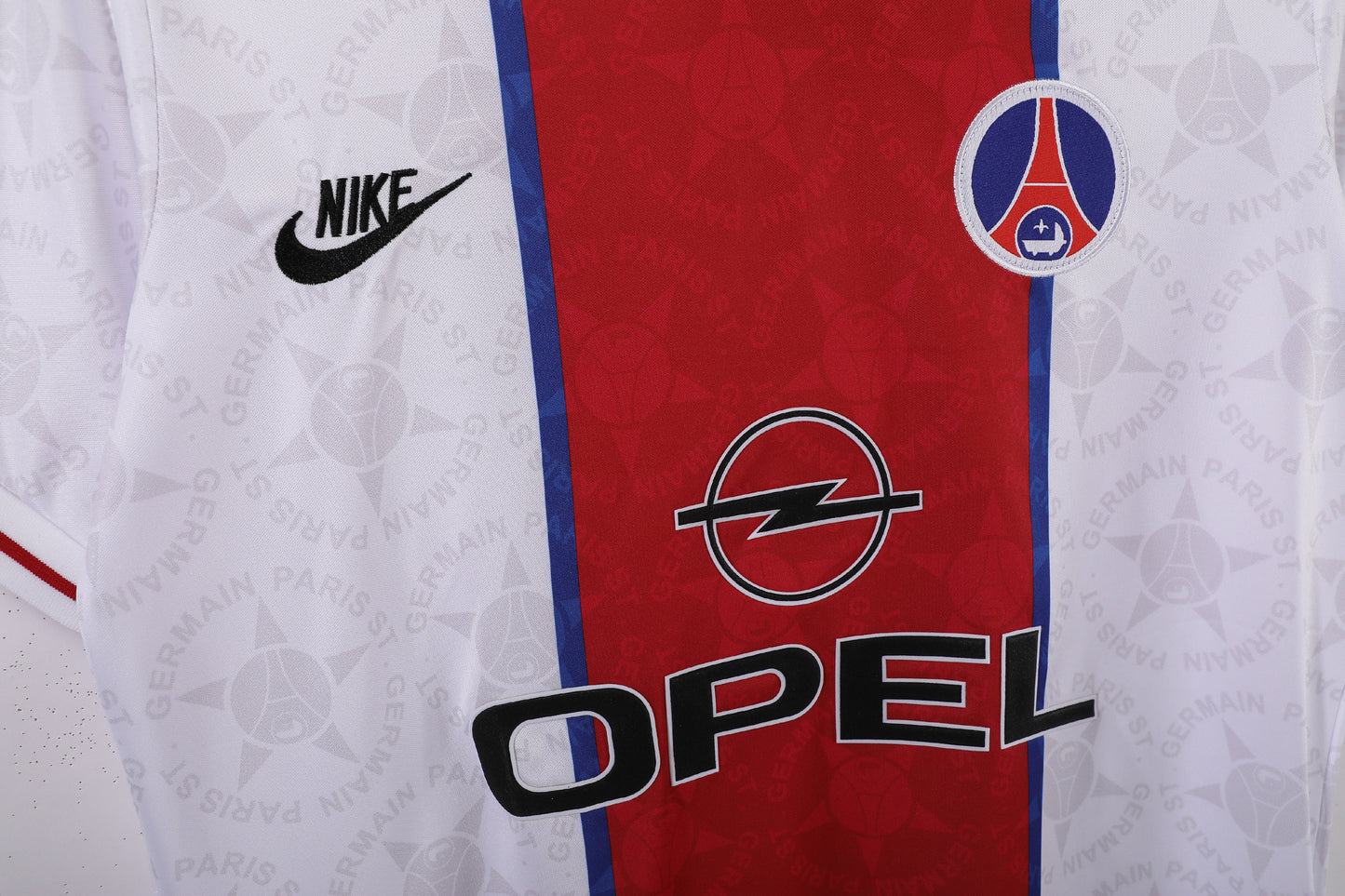 Maglia originale del PSG 1995/1996: stile rétro e passione parigina"