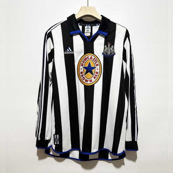 Newcastle United 1996 – L’Orgoglio del Nord in Strisce e Birra