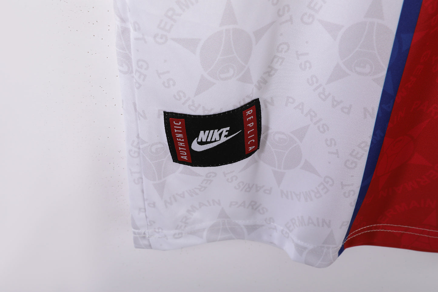 Maglia originale del PSG 1995/1996: stile rétro e passione parigina"